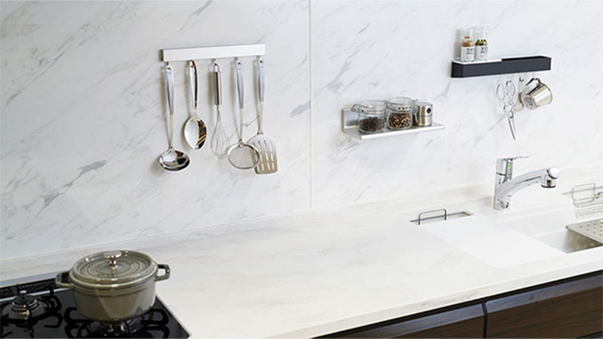 調味料和廚房用紙等在廚房經常使用的物品,可以使用磁鐵架設置在牆上。這樣可以不用將物品放在工作台上,從而擴大作業空間。