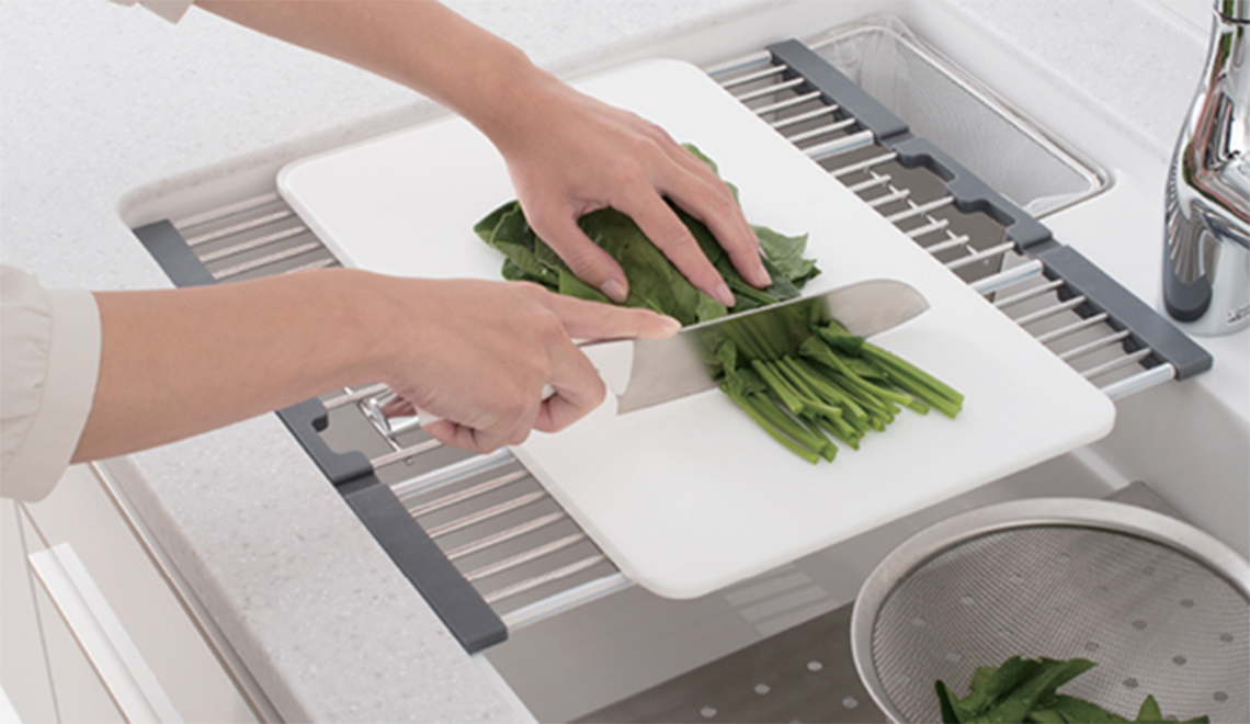 在工作台面上進行的作業,現在可以在水槽上的砧板上進行,橫向或縱向都可以。