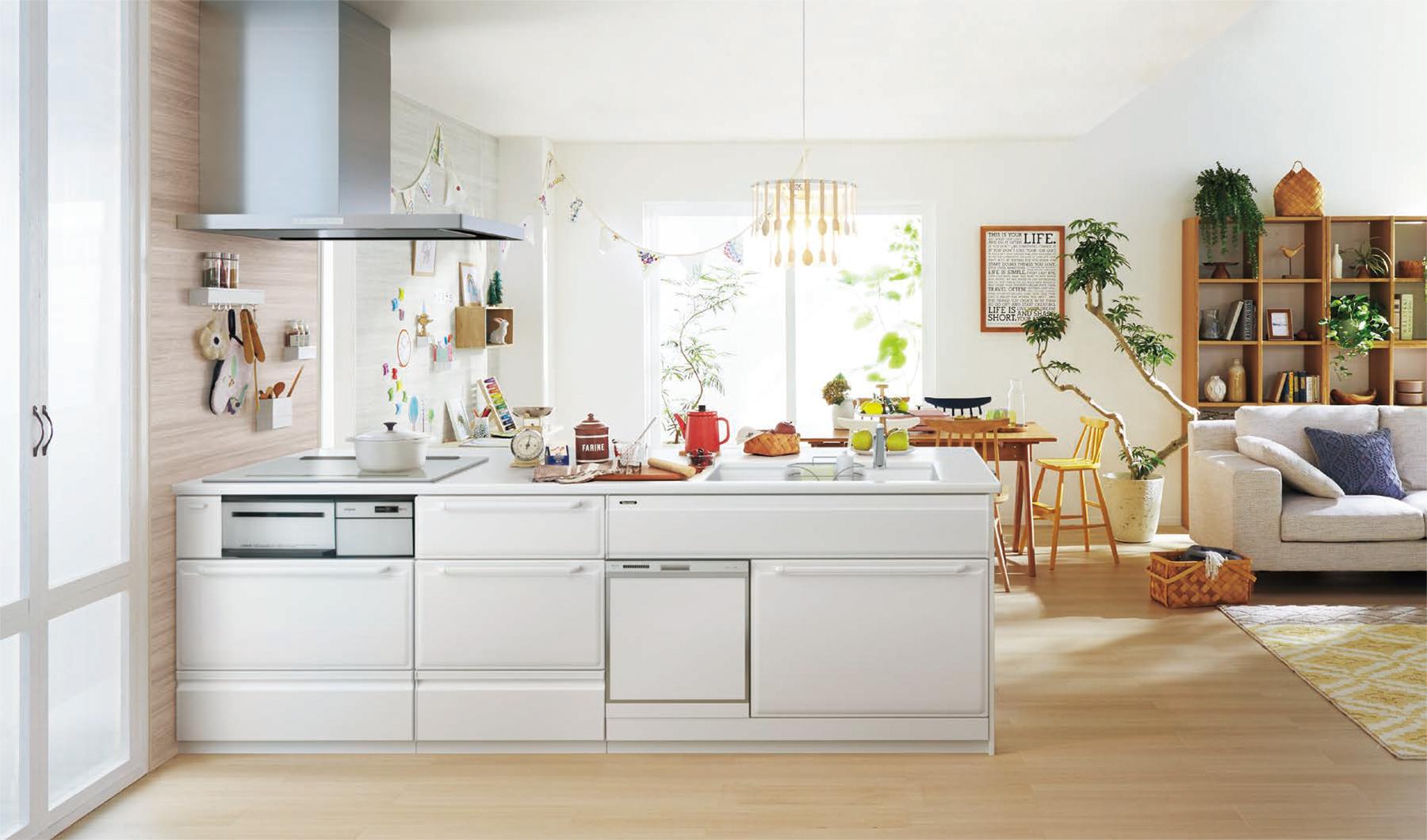 每個人笑容滿面的可愛家庭時光