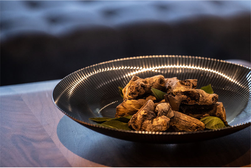 透過經過老化處理的金屬，營造成成熟的時光感