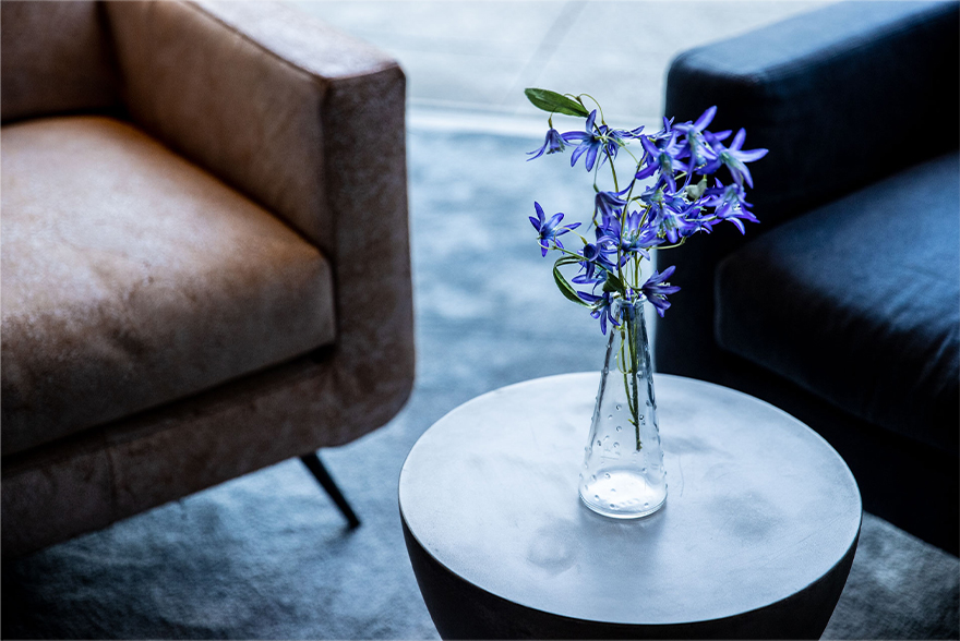 透過經過老化處理的金屬，營造成成熟的時光感